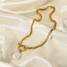Load image into Gallery viewer, Snake Pearl Necklace